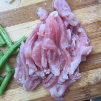 芳香四溢的长豆角炒肉做法图解2)