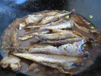 美味的铁锅炖鱼贴饼子的做法图解四