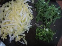 色香味俱全的韭菜肉饺子做法图解3)
