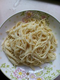 美味的香菇肉酱拌面