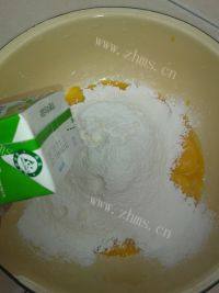 自制肉松蛋糕卷做法图解4)