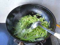 家常菜香肠炒芹菜做法图解7)