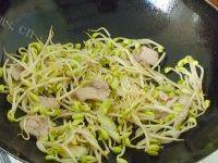 螺旋藻豆芽肉片汤做法图解6)