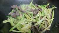 香飘十里的芹菜炒牛肉做法图解7)