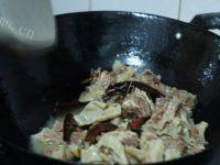 「美味可口」牛肉炖萝卜做法图解3)
