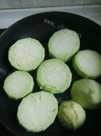 简单的煎茄子做法图解3)