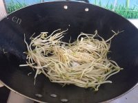 美味营养的豆芽炒韭菜的做法图解五