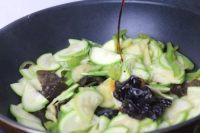 口感极佳的西葫芦炒木耳做法图解7)