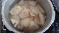 美味的莲藕排骨汤做法图解6)