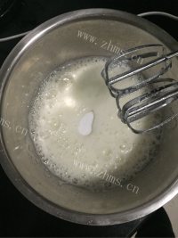 回味无穷的八寸戚风蛋糕做法图解8)