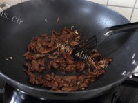 家常胡萝卜木耳炒牛肉做法图解5)