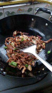 营养丰富的蒜苔肉丝做法图解5)
