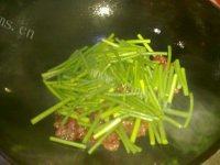 美味的香肠炒蒜苔做法图解3)