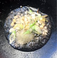 质嫩爽口的辣炒蛏子做法图解4)