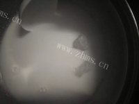 美味的牛奶草莓露做法图解3)