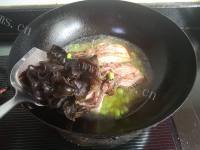 色香味俱全的毛豆子黑木耳烧青鱼做法图解8)