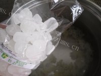 美味的紫薯银耳羹做法图解3)