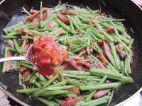 家常菜腊肉炒芹菜做法图解8)