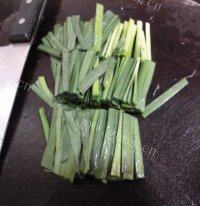 好吃的韭菜炒河虾做法图解2)
