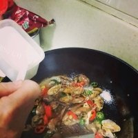 美味的爆炒蛤蜊做法图解5)