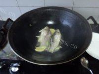 十分诱人的鲫鱼汤做法图解3)