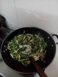 家常菜肉丝炒芹菜做法图解4)