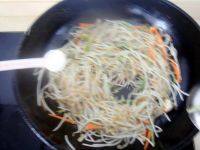 质嫩的素炒绿豆芽做法图解9)