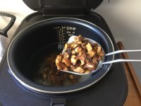 美味的香菇鸡肉煲仔饭做法图解6)