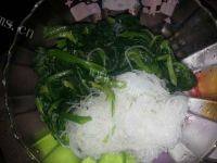 易做的菠菜拌粉丝做法图解1)