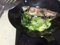 香气浓郁的鲫鱼汤做法图解4)