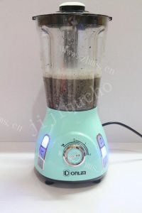 美味的核桃黑芝麻糊做法图解4)