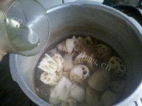 口感好的莲藕排骨汤做法图解9)