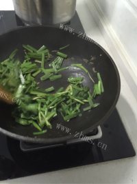 诱人的韭菜炒鸡蛋做法图解5)