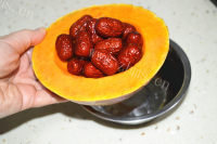 美味的蜜汁红枣南瓜做法图解3)