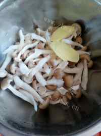 鲜味满分蟹味菇瘦肉汤做法图解2)