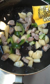 美味的咖喱土豆猪肉做法图解6)