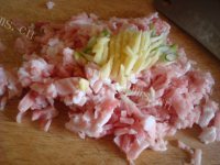 美味的煎肉丸子做法图解3)