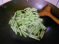 妈妈教我做干煸四季豆做法图解4)