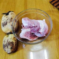 清香可口的莲藕猪肉汤做法图解1)
