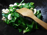 家常菜蘑菇炒菠菜做法图解5)