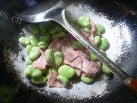 培根炒蚕豆做法图解9)