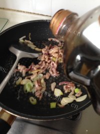 美味的竹芛莲菜炒肉做法图解13)