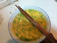 自己做的蒜苗鸡蛋饼做法图解2)