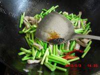 绿色食物蒜苔炒肉做法图解5)