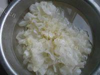 美味的荸荠银耳汤做法图解2)