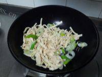 营养丰富的金针菇炒豆皮做法图解3)