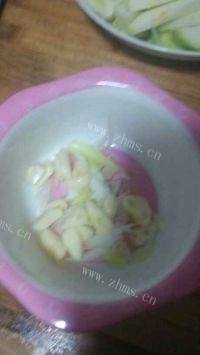 家常菜虾皮炒西葫芦做法图解2)