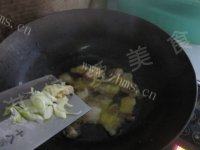 家常菜猪肉酸菜炖粉条做法图解7)