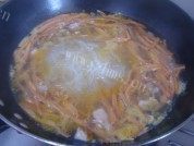 美味的金针瘦肉粉丝汤做法图解7)