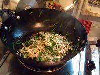 有特色的韭菜炒豆芽做法图解6)
